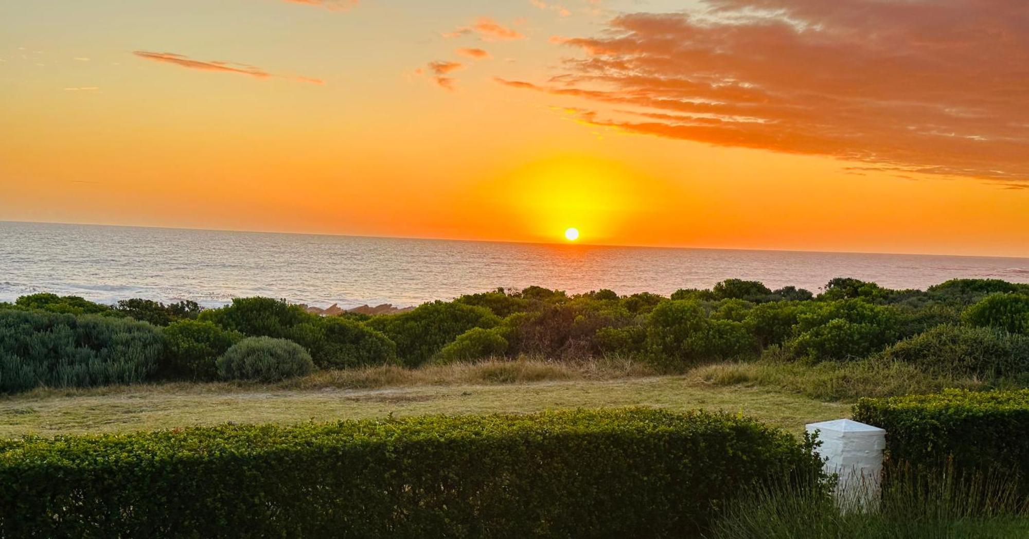 Seapearl Oceanfront Villa And Cottage Hermanus Exterior photo
